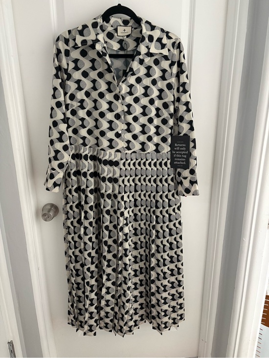 Tuckernuck Dresses & Skirts - Tuckernuck Black & White Geometric Long-Sleeve Shirt Dress